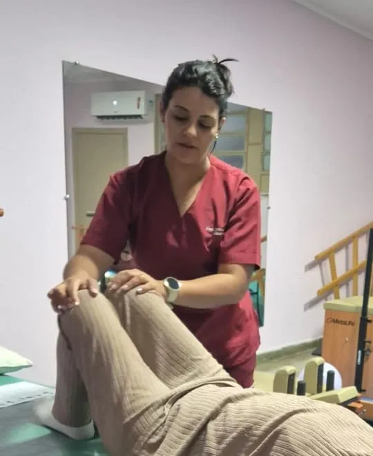 Flávia trabalhando mobilidade de joelho durante atendimento
